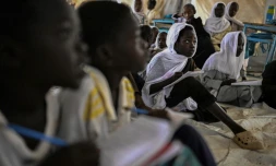 Des élèves assistent à des cours dans l'école d'un camp de personnes déplacées, près de Port-Soudan, le 26 avril 2026 au Soudan