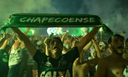 Des supporters de Chapecoense rendent hommage ausx joueurs mort dans l'accident d'avion, le 30 novembre 2016 à Chapecó