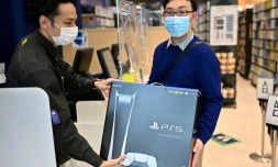 Un client achète la nouvelle console de jeux PlayStation 5 de Sony à Kawasaki (Japon), le 12 novembre 2020
