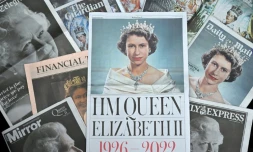 Les photos de la reine Elizabeth II faisaient la une vendredi de tous les quotidiens britanniques, avec des éditions spéciales retraçant ses 96 ans de vie et 70 ans et 7 mois de règne