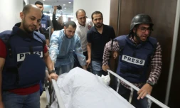 Le corps de la journaliste Shireen Abu Akleh tuée par un tir de l'armée israélienne, transporté à l'hôpital de Jénine, le 11 mai 2022 en Cisjordanie occupée