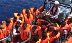 Des migrants secourus dans les eaux internationales au large de la Libye, à bord d'un bateau pneumatique appartenant au navire humanitaire Ocean Viking le 12 août 2019. L'Ocean Viking, affrété par SOS Méditerranée et Médecins sans frontiÚres, a secouru lundi 105 migrants supplémentaires dans ces eaux, et compte désormais 356 personnes à bord.