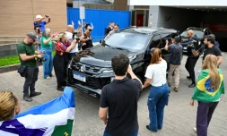 Un véhicule transportant l'ancien président brésilien Jair Bolsonaro quitte la clinique privée DF Star à Brasilia, le 17 septembre 2025