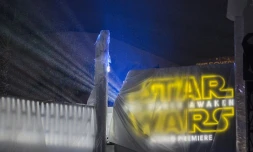 Entrée bâchée de la tente montée pour la première du nouvel opus de "Star Wars" le 13 décembre 2015 à Los Angeles, en Californie