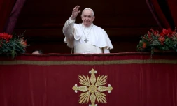 Le pape FrançoisLe pape François salue les fidèles rassemblés place Saint-Pierre, au Vatican, après sa bénédiction Urbi et Orbi, le 25 décembre 2021