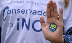 Une femme en faveur du "Non" au référendum prend part à une manifestation à Bogota, le 1er octobre 2016