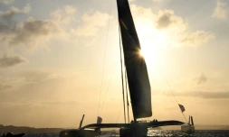 L'Ultim "Maxi Edmond de Rothschild", co-skippé par Franck Cammas et Charles Caudrelier, lors du départ de la Brest Atlantiques au large de Brest, le 5 novembre 2019