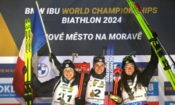 (De gauche à droite) Les biathlÚtes françaises Justine Braisaz-Bouchet, Julia Simon et Lou Jeanmonnot célÚbrent leur triplé sur le podium du sprint remporté par Julia Simon aux Championnats du monde de biathlon à Nove Mesto, République TchÚque, le 9 février 2024