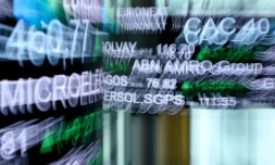 Photo de l'indice CAC 40 et de valeurs boursières prise avec un zoom au siège de la Bourse Euronext à La Défense, près de Paris, le 27 avril 2018