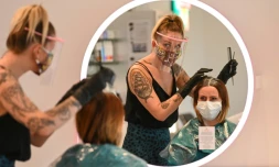 Des employées d'un salon de coiffure de Bruay-la-Buissière (Pas-de-Calais) se préparent le 8 mai 2020 en vue de la réouverture du salon après la fin du confinement
