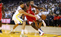 Lutte pour une possession entre l'arriÚre de Golden State Klay Thompson avec Clint Capela pour Houston en saison réguliÚre NBA, le 17 octobre 2017 Oakland