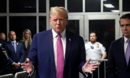 L'ancien président américain Donald Trump s'adresse aux médias aprÚs avoir quitté la salle d'audience lors de son procÚs au tribunal pénal de Manhattan, le 19 avril 2024 à New York