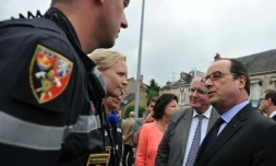 Le président François Hollande rencontre le 4 juin 2016 des équipes de sécurité civiles à Romorantin