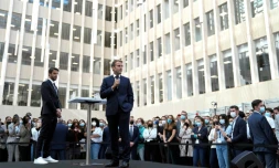 Le président Emmanuel Macron et le patron des Jeux de Paris-2024 Tony Estanguet s'exprimant devant le  staff du comité d'organisation au siège à Saint-Denis, au nord de Paris, le 14 octobre 2021