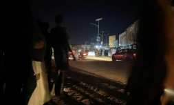 Des partisans du coup d'état au Niger rassemblés sur la place de la Francophonie, au coeur d'un des nombreux quartiers populaires de la capitale Niamey, le 4 août 2023