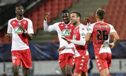 Le milieu de terrain espagnol Cesc Fabregas, félicité par ses coéquipiers, aprÚs avoir marqué le 4e but face à Rumilly-ValliÚres en demi-finale de la Coupe de France, le 13 mai 2021 à Annecy