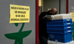 Une pharmacie en rupture de stock de masques et de gels hydroalcooliques le 10 mars 2020 à Paris