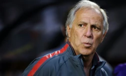 René Girard, alors entraîneur de Lille, observe le match face à Metz au stade Saint-Symphorien, le 23 mai 2015