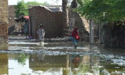 Des habitants dans une zone inondée près de Sukkur, dans la province du Sind, au Pakistan