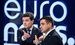 Le maire centriste de Bucarest Nicusor Dan et le chef du parti nationaliste AUR George Simion, lors d'un débat télévisé à Bucarest le 8 mai 2025