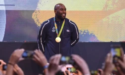 Teddy Riner champion olympique de judo pose devant les photographes après sa victoire, le 12 août 2016 à Rio
