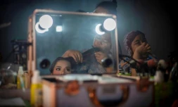 Lia, 18 ans, maquillée et coiffée avant son mariage, le 25 juillet 2020 à Tampapadang, en Indonésie