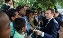 Le président Emmanuel Macron rencontre les habitants du quartier populaire de Montravel, le 4 mai 2018 à Nouméa, en Nouvelle-Calédonie 