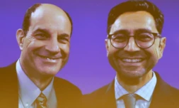 Les lauréats du prix Nobel de médecine 2021, David Julius (à gauche) et Ardem Patapoutian, projetés sur un grand écran pendant une conférence de presse à Stockholm, le 4 octobre 2021