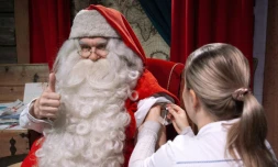 Le Père Noël se fait vacciner par son infirmière Tiia Kahkone à Rovaniemi, sur le Cercle polaire arctique de Finlande, le 1er novembre 2018