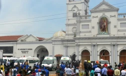 Des ambulances stationnent devant l'église Saint-Anthony de Colombo après une explosion meurtrière, le 21 avril 2019