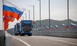 Image diffusée par le ministÚre russe des Transports montrant des camions nord-coréens franchissant le nouveau pont international routier vers la Russie, au-dessus du fleuve Tumen, lors de son inauguration, le 7 septembre 2026