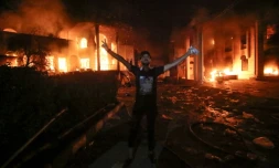 Un manifestant irakien devant le consulat iranien incendié le 7 septembre à Bassora dans le sud de l'Irak où 12 manifestants ont été tués depuis mardi 