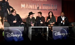 De gauche à droite, les producteurs Jon Favreau, Dave Filoni et les acteurs Pedro Pascal, Gina Carano et Carl Weathers de la série "The Mandalorian", le 19 octobre 2019 à Los Angeles   