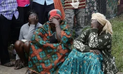 Des résidentes de Mpondwe, dont le lycée a subi une attaque meurtrière de la part d'une milice jihadiste, à Mpondwe, en Ouganda, le 17 juin 2023