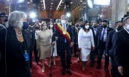 Photo fournie par le Parlement équatorien montrant le président fraîchement investi Guillermo Lasso avec sa femme Maria de Lourdes Alcivar (à gauche) et la présidente du Parlement Guadalupe Llori, à Quito le 24 mai 2021