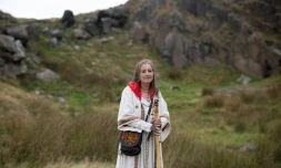 Lynn Rawlinson, membre de Pendle Grove, qui fait partie de l'Ordre des Bardes, Ovates et Druides, le 21 septembre 2024 à Pendle Grove, dans le nord-ouest de l'Angleterre