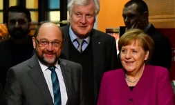 La chanceliÚre allemande Angela Merkel (Centre D), le leader du (SPD) Martin Schulz (Centre G) et le bavarois conservateur (CSU), Horst Seehofer, dans les quartiers généraux du (SPD) le 2 février 2018 à Berlin