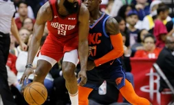 James Harden (g) des Houston Rockets à la lutte avec Dennis Schroder du Thunder d'Oklahoma City en NBA, le 25 décembre 2018 à Houston