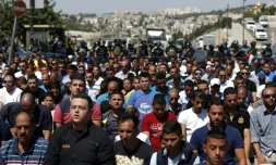 Des forces de sécurité israélienne surveillent des centaines de Palestiniens musulmans lors de la prière du vendredi, le 18 septembre 2015 à Jérusalem