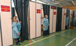 Vaccination dans une caserne de pompiers Ă Vailhauques, prĂšs de Montpellier, le 8 avril 2021