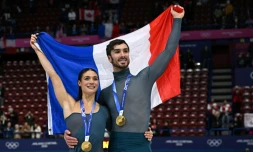 Les Français Laurence Fournier Beaudry et Guillaume Cizeron, champions olympiques de danse sur glace, le 11 février 2026 aux JO de Milan Cortina
