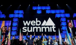 Le ministre portugais de la Réforme Goncalo Matias (gauche) et le maire de Lisbonne Carlos Moedas saluent les participants du Web Summit lors de sa soirée d'ouverture, le 10 novembre 2025 à Lisbonne