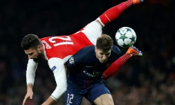 Olivier Giroud face au défenseur belge du PSG Thomas Meunier, le 23 novembre 2016 à l'Emirates