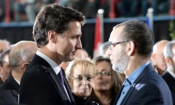 Le Premier ministre canadien Justin Trudeau (g) lors des funérailles à Québec, le 2 février 2017