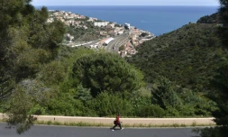 Un jeune migrant qui vient de traverser la frontiÚre franco-espagnole marche vers CerbÚre (Pyrénées-Orientales) le 12 mai 2021