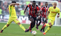 L'attaquant italien de Nice Mario Balotelli face au nantais Adrien Thomasson, le 30 octobre 2016 à l'Allianz Riviera