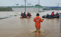 Des secouristes sud-coréens à la recherche de survivants le long d'une route inondée menant à un tunnel souterrain où 19 voitures ont été piégées par les eaux de crue après de fortes pluies à Cheongju, en Corée du Sud, le 15 juillet 2023