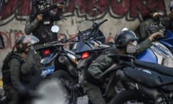 Des policiers vénézueliens affrontent des manifestants à Caracas le 30 juillet 2017