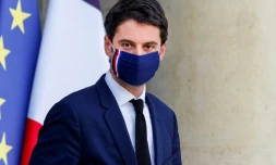 Le porte-parole du gouvernement, Gabriel Attal, quitte le palais de l'Elysée le 3 mars 2021 à Paris
