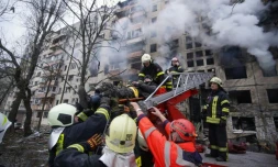 Photo transmise par les autorités ukrainiennes montrant l'évacuation d'un homme blessé par le bombardement de son immeuble à Kiev, le 14 mars 2022